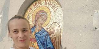 FOTO/VIDEO – Din suferință, artă nemuritoare: Alexandra Mehelean îmbracă biserica din Sânmihaiu de Câmpie în mii de bucăți de mozaic