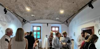 FOTO/VIDEO – Alin Rihor, profesor la Liceul de Arte „Corneliu Baba”, la prima sa expoziție personală în Casa cu Lei: Sculptură la tavă. Fluturechi