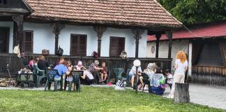 FOTO/VIDEO: Câteva mămici învață copii și adulți să lucreze cu acul și ața, la Muzeu! Tricotează, cos și ies lucrușoare minunate din mâinile lor