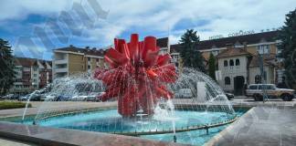 BISTRIȚA la pas – Statuile orașului: „Floarea Transilvaniei” și legătura ei subtilă cu New Jersey și celebrul Robert de Niro