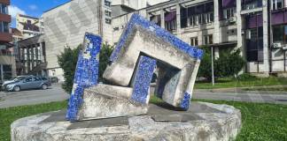 BISTRIȚA la pas. Statuile orașului: Azi despre Monumentul Prieteniei din Piața Mihai Eminescu… „Nu arată prea bine”