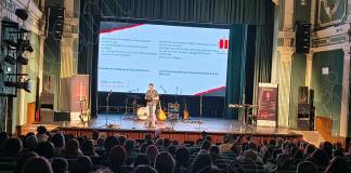 FOTO/VIDEO – Poezia, la Bistrița. Concert electrizant BYRON, care au evocat-o pe Ada Milea: „Mi-aș băga… granița-n raniță, țara în raniță și gata!”