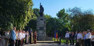 FOTO/VIDEO: Ziua Imnului Național al României, celebrată la Bistrița. Mesajul emoționant al unei eleve de la Școala Gimnazială „Avram Iancu”