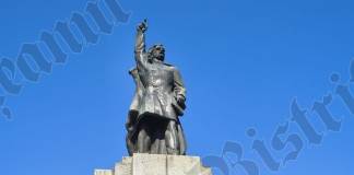 BISTRIȚA la pas. Statuile orașului: Astăzi, despre statuia lui Andrei Mureșanu, de 80 de ani în Piața Centrală, după ce a fost evacuată la Sibiu