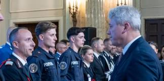 Tibi, plutonierul ISU BN care a salvat viața unui copilaș de doi ani, a primit Emblema de onoare a MAI