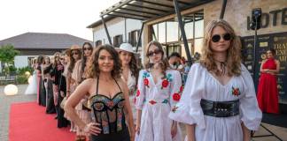 FOTO – O nouă viziune, același suflet: Maria Virginia Linul își prezintă la Zilele Bistriței creațiile vestimentare spectaculoase. „Tradiția poate fi cool”