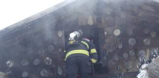 FOTO – Cristeștii Ciceului: Casă cuprinsă de flăcări. Proprietara a ajuns la spital