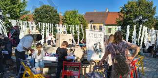 FOTO/VIDEO – Un uriaș atelier în aer liber: Profesorii și elevii voluntari de la Arte și Muzică au cucerit Bistrița cu creativitatea și talentul lor