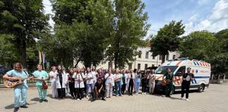 VIDEO: Prima generație de asistenți medicali cu studii superioare din Bistrița, cu serenada la sediul SAJ BN