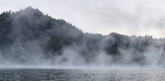 VIDEO – SUPERB : Imagini care-ți taie răsuflarea, cu lacul Colibița „fierbând”