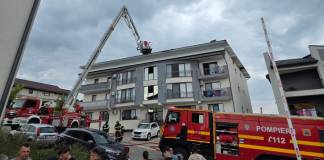 FOTO/VIDEO- BISTRIȚA: Incendiu la un bloc de locuințe de pe strada Tărpiului