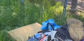 VIDEO Au transformat punctul de distribuție a gazului din parc, în casă! Polițiștii locali au găsit saltele, murături și o…biblie