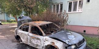 Mașina care a luat foc acum două săptămâni, încă pe domeniul public. ”E un pericol pentru copii!”
