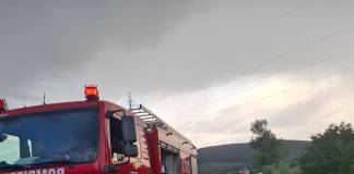 Accident între Lechința și Herina: o femeie de 64 de ani a ajuns la spital, după ce mașina în care se afla s-a răsturnat