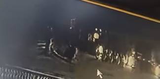 VIDEO – Sângeorz-Băi: Indicator rutier, rupt după ce a fost folosit drept „bară de dans” de două tinere