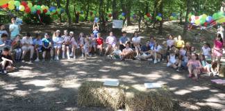 FOTO – Cu bibliobusul pe Valea Bârgăului: O experiență emoționantă, cu lecturi, jocuri și cărți răsfoite în pădurea de la Strâmba