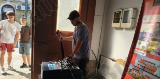 FOTO – Liceul de Arte „Corneliu Baba” a primit un aparat cu laser pentru curățarea lemnului după ce profesorii l-au cerut primarului Gabriel Lazany