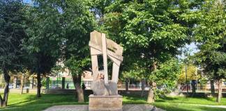 BISTRIȚA la pas. Statuile orașului: Azi despre „Praguri”, sculptura lui Max Dumitraș amplasată în curtea Spitalului Clinic de Urgență