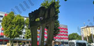 BISTRIȚA la pas. Statuile orașului: Azi despre „Praguri”, sculptura lui Max Dumitraș amplasată în curtea Spitalului Clinic de Urgență