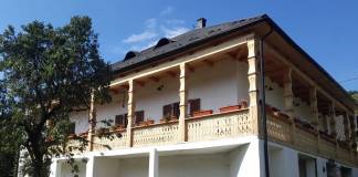 FOTO – Casa preotului Belciug din romanul „Ion” de Liviu Rebreanu renaște din propria cenușă: Restaurare spectaculoasă în cartierul năsăudean, dar și o arhivă vizuală de excepție