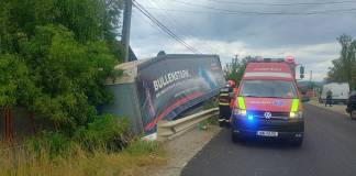 FOTO/VIDEO- Dipșa: Camion intrat în cap de pod