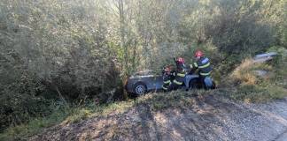 Accident la ieșirea din Sângeorz Băi: O mașină s-a răsturnat, iar trei persoane au ajuns la spital