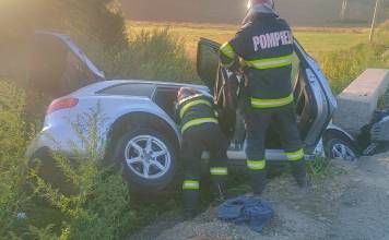 FOTO – Mașină intrată într-un cap de pod între Mărișelu și Domnești! Două persoane au fost grav rănite: