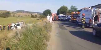 Autoutilitară răsturnată în șanț, la Sigmir! Trei persoane, transportate la spital