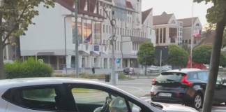 VIDEO – A luat în plin un copac de pe Crinilor, după care a plecat…pe jos