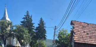 FOTO – Accident la Herina: un autoturism a ajuns cu roțile în sus