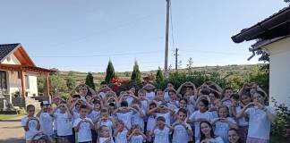 FOTO – Copilărie, credință și zâmbete: Cum a devenit curtea parohiei din Budacu de Sus epicentrul bucuriei pentru peste 50 de copii