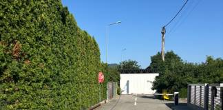 Caz incredibil pe strada Labirint: un bistrițean este împiedicat de trei ani de o barieră să ajungă cu mașina în propria curte