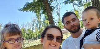 Lupta costisitoare din spatele fiecărui pas: La 6 ani, Sara acum învață să vorbească și să umble. E nevoie de implicarea noastră: