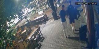 VIDEO Ce se mai fură pe Pietonalul Liviu Rebreanu? Doi tineri „îmbrăcați bine” au plecat cu un scaun de la o terasă