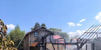 FOTO – Gospodărie cuprinsă de flăcări, la Mijlocenii Bârgăului