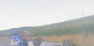 Accident pe Dealul Târgului: un taxi a ajuns cu roțile în sus