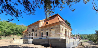 FOTO – Restaurarea Castelului Teleki din Comlod avansează: Până în decembrie 2028, monumentul construit în 1756 devine centru cultural multifuncțional