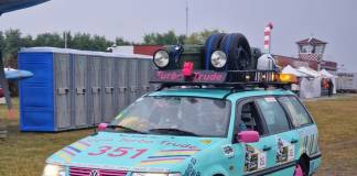 FOTO/VIDEO: Aproape 1.000 de mașini vechi, colorate și ciudate, în tranzit prin Bistrița. ”E o aventură și e distractiv” – spun participanții la Carbage Run