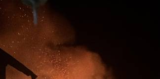 Gospodărie cuprinsă de flăcări, la Mureșenii Bârgăului! Incendiul s-a extins la casa vecinilor