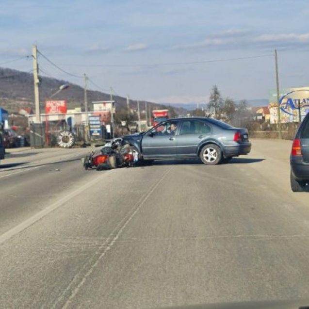 FOTO: Motociclist, lovit în plin de un autoturism, în Viișoara FOTO: Motociclist, lovit în plin de un autoturism, în Viișoara