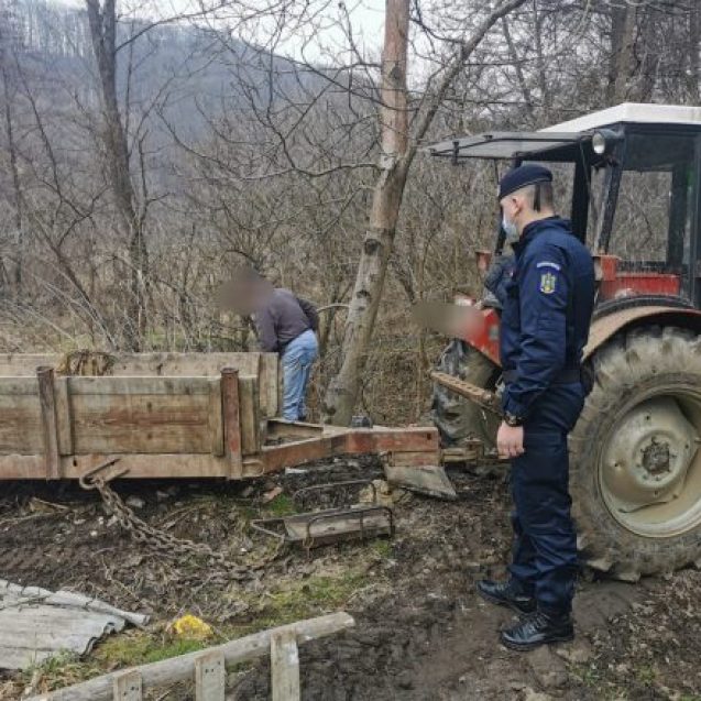 FOTO – Negrilești: Prins în timp ce-și arunca gunoaiele din gospodărie pe malul râului! CE amendă a primit: FOTO – Negrilești: Prins în timp ce-și arunca gunoaiele din gospodărie pe malul râului! CE amendă a primit: