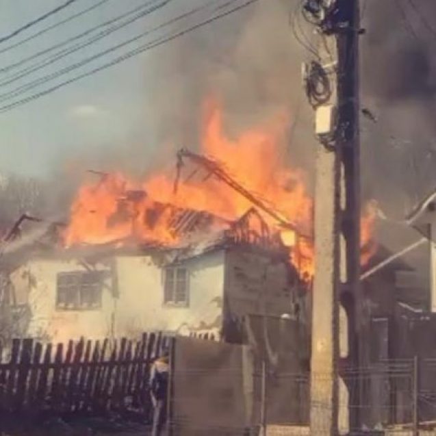 Un incendiu puternic a făcut scrum o casă din Bistrița-Bârgăului. Flăcările s-au extins și la acoperișul unei alte case Un incendiu puternic a făcut scrum o casă din Bistrița-Bârgăului. Flăcările s-au extins și la acoperișul unei alte case