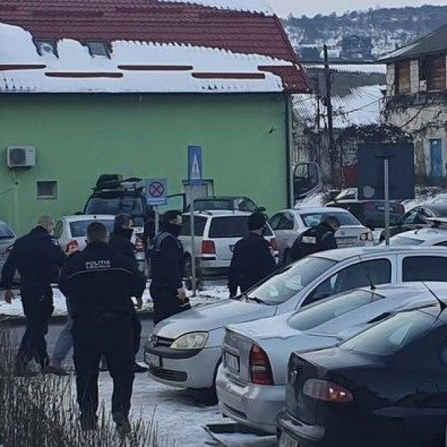 FOTO/VIDEO: Încătușat în fața ușii și luat pe sus de mascați, după ce și-a lovit soția FOTO/VIDEO: Încătușat în fața ușii și luat pe sus de mascați, după ce și-a lovit soția