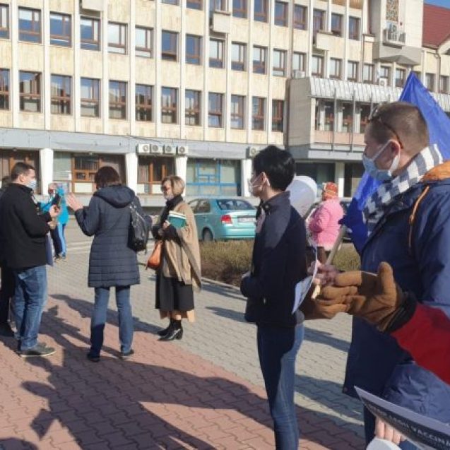 Zeci de persoane au ieșit în stradă pentru a protesta împotriva vaccinării obligatorii Zeci de persoane au ieșit în stradă pentru a protesta împotriva vaccinării obligatorii